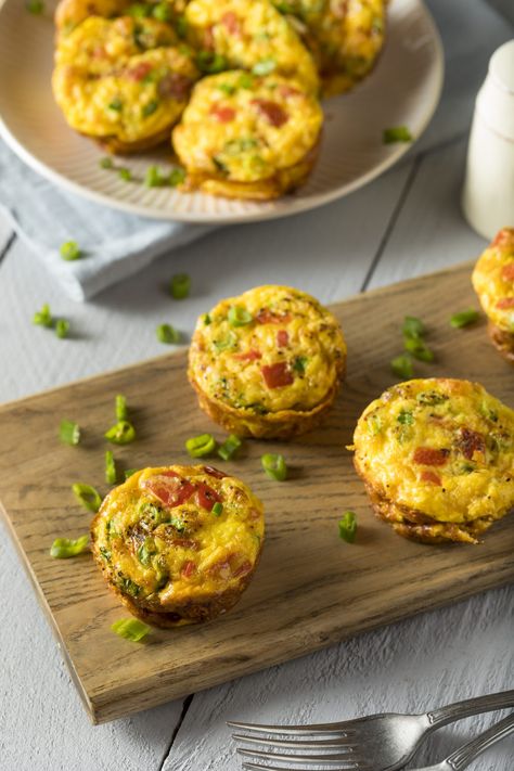 Muffin Tin Quiche with Spinach, Tomato and Bacon | 31Daily.com Low Carb Breakfast Muffins, Egg Muffins Breakfast Healthy, Keto Breakfast Muffins, Quiche Muffins, Breakfast Egg Muffins, Braised Chicken Breast, Egg Muffins Recipe, Mini Frittata, Desayuno Keto