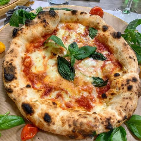 Fatte ‘na pizza c’a pummarola ‘ncoppa vedrai che il mondo poi ti sorriderà😍 Margherita sei il mio più grande amore❤️ #campaniafoodblog Pizza Margarita, Margherita Pizza, Vegetable Pizza, Italian Recipes, Love Food, Food Photography, Pizza, Im Not Perfect, Things To Come