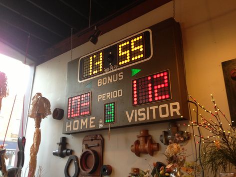 vintage working scoreboard out of local high school. www.facebook.com/rogue.decor Vintage Scoreboard, Vintage Sports Room, Speakeasy Ideas, Basement Speakeasy, Sports Memorabilia Display, Sports Bar Decor, Indoor Sports Court, Baseball Scoreboard, Memorabilia Display