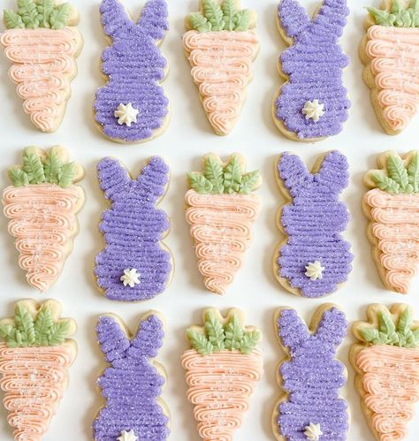 Holly Saville on Instagram: “Looking for a quick, simple way to decorate some festive Spring/Easter sugar cookies? I needed some last minute cookies to take to a play…” Buttercream Frosting Cookies, Easter Pastries, Easter Sugar Cookies Decorated, Buttercream Decorating, Easter Sugar Cookies, Spring Cookies, Sugar Cookie Frosting, Sunny Sunday, Cupcake Designs