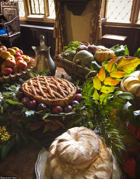 Table Food, Fantasy Cooking, Fantasy Cooking Aesthetic, Feast Aesthetic, 18th Century Food, Medieval Feast Aesthetic, Medieval Baking Aesthetic, Medieval Feast Food, Medival Time Food