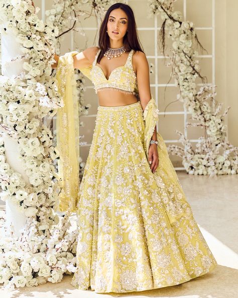 Lime Yellow Lehenga, Pastel Yellow Lehenga, Outfits For Sangeet Indian Weddings, Pastel Lehenga Simple, Lime Yellow Outfit, Pastel Color Lehenga, Haldi Outfits For Bride, Lehenga Simple, Lehenga Outfits