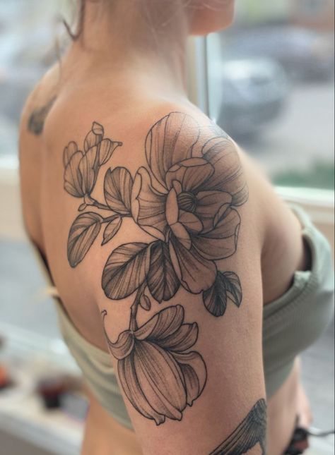 Shoulder Floral Tattoo, Shoulder Cap Tattoos For Women, Trippy Tattoo, Shoulder Cap Tattoo, Magnolia Tattoo, Floral Tattoo Shoulder, Tattoo Shoulder, Beautiful Flower Tattoos, Flower Tattoo Shoulder