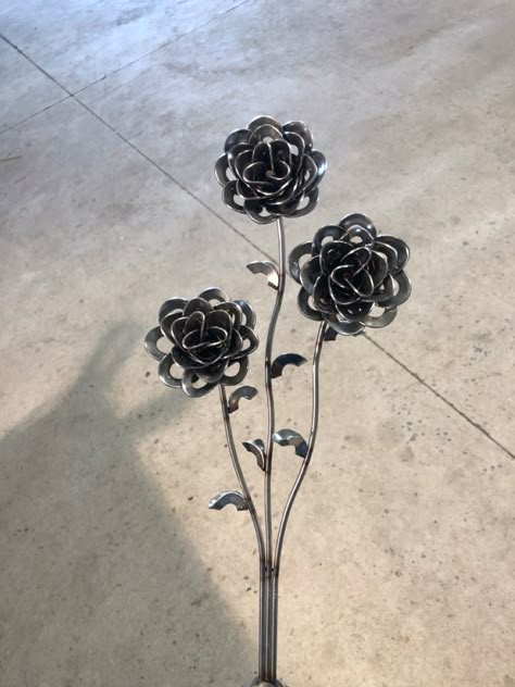 Welding Crafts Junk Art, Metal Flowers Diy, Welded Rose, Welded Flowers, Welding Women, Ag Projects, Metal Flower Art, Cool Welding Projects, Welding Design