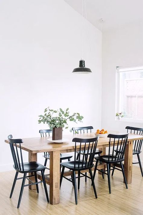 Table With Black Chairs, White Wood Dining Chairs, White Round Dining Table, Wood Dining Room Chairs, Dining Room Updates, Furnitur Ruang Keluarga, Black Chairs, Wood Dining Room Table, Farmhouse Dining Room Table