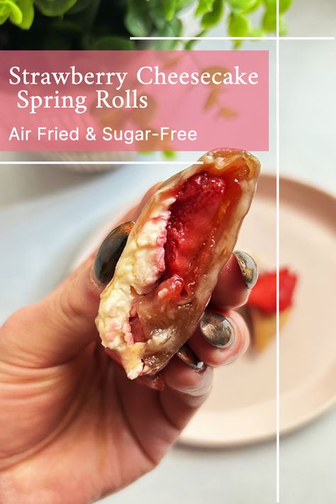 These strawberry cheesecake rolls are made with rice paper wrappers, the perfect and gluten-free snack or dessert.. also low in fat! Dessert Spring Rolls Rice Paper, Rice Paper Dessert Rolls, Spring Roll Dessert Recipes, Rice Paper Sweet Recipes, Rice Paper Dessert Recipes, Rice Paper Dessert, Cheesecake Rolls, Rice Wrappers, Rice Paper Recipes