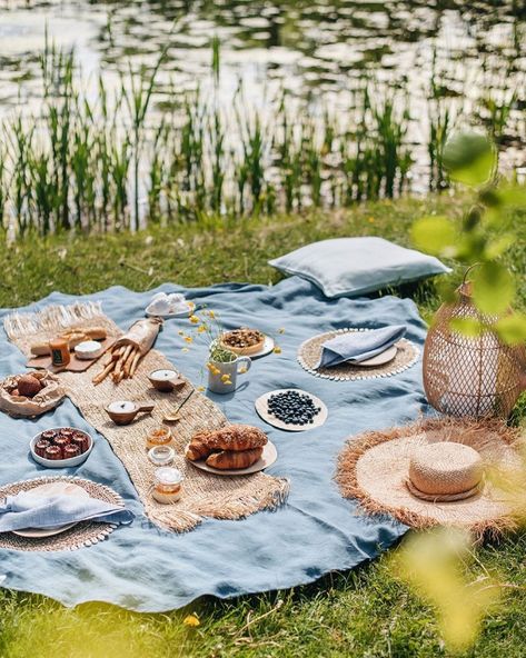 MagicLinen on Instagram: “Happy Independence Day to you all! We hope your day is full of fun and joyful moments ☀️⁠⁠ ⁠⁠ Featuring our picnic selection 🌾 Visit our…” Barbeque Table, Blue Linen Tablecloth, Linen Accessories, Blue Picnic, Summer Table Settings, Summer Dining, Custom Napkins, Picnic Set, Picnic Time