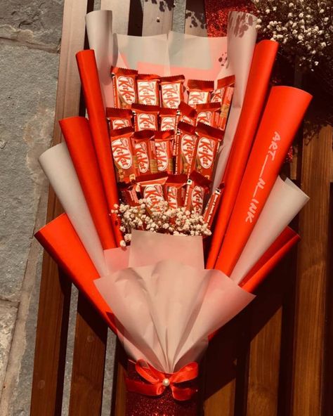 Chocolate Bouquet Aesthetic, Chocolate Bouquet Ideas Creative, Mini Chocolate Bouquet, Kitkat Bouquet, Bouquet Diy Gift, Card Puns, Diy Cards For Boyfriend, Hampers Ideas, Bouquet Graduation