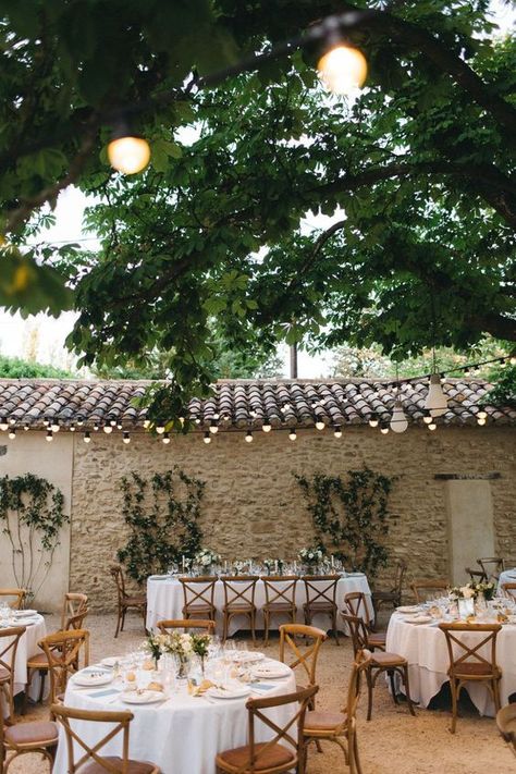 27 idées poétiques pour un mariage campagne chic Intimate Outdoor Wedding, French Country Wedding, Mediterranean Wedding, Provence Wedding, Spanish Wedding, Tuscan Wedding, Tables And Chairs, France Wedding, Tuscany Wedding