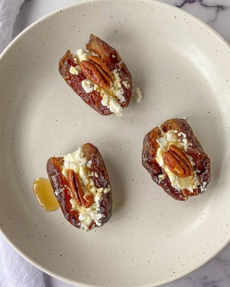 Minerva 🕊 on Instagram: “EASY SNACK: Goat cheese dates, stuffed dates but with a little spin 😉🤌🔥 You’ll need: •medjool dates •fresh goat cheese •pecan/ walnut…” Dates And Cheese, Cream Cheese Dates, Dates Breakfast, Dates Snacks, Goat Cheese Dates, Date Snacks, Dates With Goat Cheese, Cheese Aesthetic, Dates Aesthetic