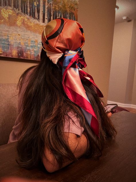 Scarf in hair Satin Scarf Hairstyles, Hair Scarf Ideas, Scarf In Hair, Satin Head Scarf, Silk Hair Wrap, Scarf For Hair, Scarf Aesthetic, Hair Wrapping, How To Wear A Blanket Scarf