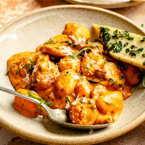 Creamy one pan tomato gnocchi with protein-packed chicken sausage and a boost of veggies from fresh spinach. This comforting, easy tomato chicken sausage gnocchi takes just 30 minutes to cook for the perfect weeknight dinner the whole family will love! Chicken Sausage Gnocchi, Creamy Tomato Gnocchi, Gnocchi With Chicken, Skillet Pasta Recipes, Gnocchi Chicken, Tomato Gnocchi, Sausage Gnocchi, Italian Chicken Sausage, Tomato Chicken