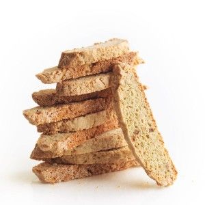 Rum-Soaked Raisin Biscotti. This could also work with our Rave Review! Brandy Espresso Biscotti, Italian Biscotti Recipe, Biscotti Flavors, Almond Biscotti Recipe, Chocolate Biscotti, Yummy Deserts, Italian Recipes Dessert, Almond Biscotti, Mexican Chocolate