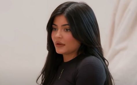 Kylie Jenner Called Out for Her Cheap Looking Line of Lip Gloss Kylie Jenner Hairstyles, Kylie Jenner Black Hair, Jenner Hairstyles, Kylie Jenner Black, Big Makeup, Kylie Jenner Fotos, Kylie Kardashian, Kylie Jenner Photoshoot, Kim Kardashian Kylie Jenner