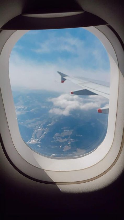 beautiful day in the sky 🤍 [Video] | Travel photography, Airplane window view, Travel aesthetic Airplane Window View, Plane Window, Airport Aesthetic, Airplane Photography, Airplane Window, Travel Pictures Poses, Window View, Aesthetic Photography Nature, Travel Videos