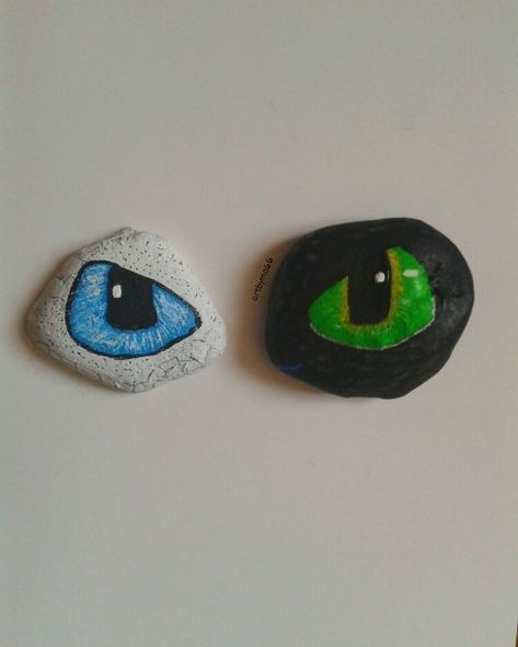 How To Train Your Dragon painted eye stones. Artbyma66 Httyd Crafts, Dragon Birthday Parties, Dragon Eyes, Toothless Dragon, Light Fury, Dragon Crafts, Dragon Birthday, Dragon Party, Dragon Trainer