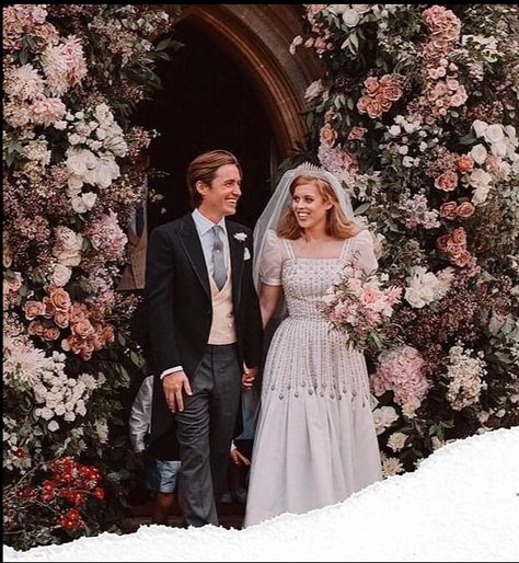 Princess Beatrice Wedding, Celebrity Wedding Photos, Princesa Real, Royal Uk, Royal Wedding Dress, Celebrity Wedding, Royal Brides, Sarah Ferguson, Refined Wedding