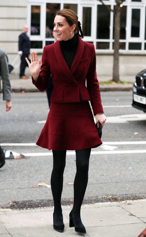 Kate Middleton's Style: Her Most Fashionable Outfits | Who What Wear UK Aristocratic Style, Meghan Markle Dress, Short Pollera, Fashion Forward Outfits, Kate Dress, Estilo Real, Princess Kate Middleton, Middleton Style, Perfect Coat