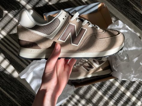 New Balance 574, Brown Sneakers, Shoe Fits, Head Over Heels, Comfy Fashion, Fall Outfits Women, Light Brown, New Balance, Dark Brown