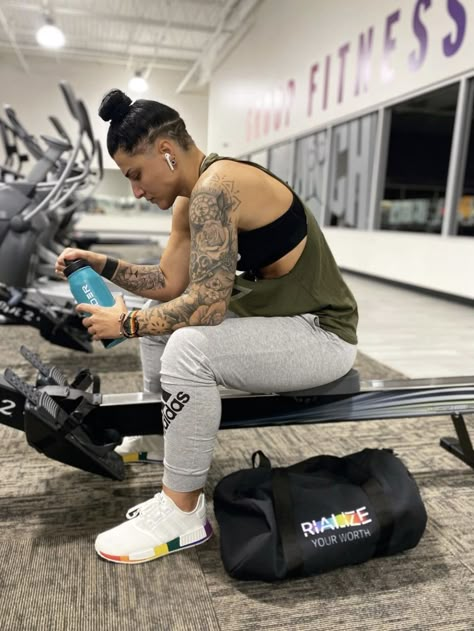 Undercut Bun Women, Lesbian Bun Hairstyles, Tomboy Gym Workout Outfits, Lesbian Workout Outfits, Tomboy Workout Outfits, Tomboy Gym Outfit, Masc Lesbian Workout Outfits, Masc Lesbian Gym Outfits, Lesbian Undercut