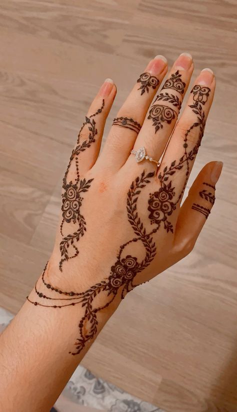 Mehandi Designs Asthethic, Mehendi Designs Asthethic, Asthetic Mehandi Designs Simple, Asthetic Henna Designs Hand, Trendy Henna Designs, Pretty Mehndi Designs, Indian Mehndi Design, Bridal Henna Design, Small Henna Designs