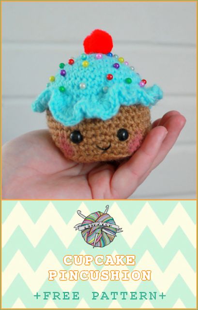 Pincushion Crochet, Cupcake Pincushion, Crochet Cupcakes, Corak Krusye, Cupcake Toy, Crochet Birthday, Crochet Pins, Crochet Pincushion, Crochet Critters