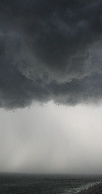 Moment; Heavy, The clouds in this angle are looking heavy Heavy Clouds, Landscape Inspiration, King Lear, Ocean Sky, Atmospheric Phenomenon, Photography Classes, Blue Hour, Black White Photos, Background For Photography