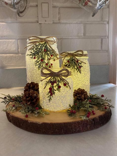 Christmas Table Center Peice, Lazy Susan Decorating Ideas On Counter, Christmas Decor Ideas Mason Jars, Winter Projects For Adults, Christmas Time Decorations, Diy Jars Ideas, Joululahjat Diy, Christmas Centerpieces Cheap, Christmas Table Centerpieces