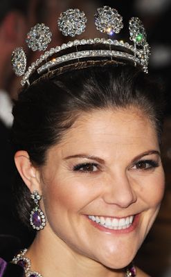 Tiara Mania: Swedish Six Button Tiara Kroonprinses Victoria, Kroonprinses Mary, Victoria Of Sweden, Swedish Royalty, Royal Crowns, Princess Victoria Of Sweden, Prince Daniel, Royal Tiaras, Estilo Real