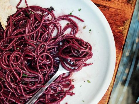 Spaghetti gets cooked in red wine in this quick pasta dish that comes together in under half an hour. Drunken Spaghetti, Best Spaghetti Recipe, Easy Spring Recipes, Quick Pasta Dishes, Quick Pasta Recipes, Best Spaghetti, Cherry Tomato Pasta, Quick Pasta, Best Pasta Recipes