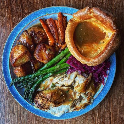 British Sunday Roast Dinner Chicken, Sunday Roast Recipes, British Sunday Roast Dinner, Roast Dinner Aesthetic, Sunday Roast British, English Roast Dinner, Chicken Roast Dinner, British Roast Dinner, Prep Dinners