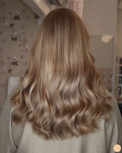 Brunette Beige Highlights, Dark Blonde Hair One Color, Peach Stockholm Hair, Soft Dirty Blonde Hair, Sandy Light Brown Hair, Honey Blonde Hair Inspiration, Dark Cool Blonde Hair, Dark Blonde Hair Balayage, Solid Blonde Hair