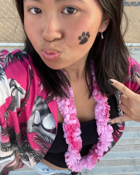 Girl dressed up as tourist Hawaii beach spirit day at high school Pep Rally Makeup, High School Rally, Tourist Spirit Day, Sports Day Makeup, Pep Rally Face Paint, American High School Aesthetic, School Spirit Face Paint, School Spirit Day, Football Face Paint