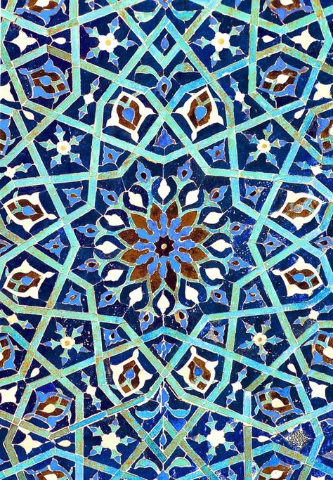 Persian tile work Islamic Mosaic, Blue And White Tile, Islamic Tiles, Persian Architecture, Posca Marker, Persian Art Painting, Persian Fashion, Turkish Tiles, Islamic Patterns