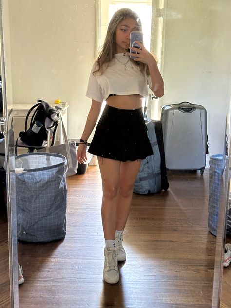 simple outfit inspo / going out fit / concert fit / crop shirt and black pleated mini skirt / mini skirt Skirt Outfit Summer, Black Pleated Mini Skirt, Concert Fit, Miniskirt Outfits, Concert Fits, Fire Fits, Simple Outfit, Skirt Mini, Black Mini Skirt