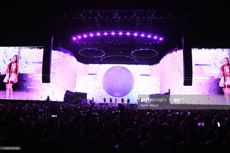 Coachella Stage, Stage Lighting Design, Concert Stage Design, Led Stage Lights, Music And Arts, Stage Set Design, Coachella Valley Music And Arts Festival, Ariana Grande Style, Abs And Cardio Workout