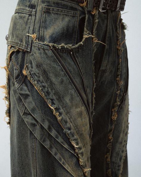 Deconstructed Washing Denim Jeans . Unisex Haevy Duty Denim . #peoplestyle24ss #denimjeans #washingjeans #distressedjeans Denim Deconstruction Fashion, Denim Washing Effect, Bleach Denim, Deconstruction Fashion, Trousers Details, Diesel Denim, Bleached Denim, Denim Patchwork, Jeans Men