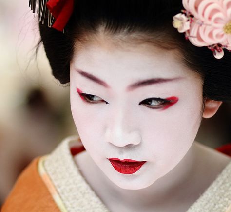 geisha apprentice: kyoto, japan Geisha Woman, Art Geisha, Geisha Makeup, Makeup History, Maquillage On Fleek, Memoirs Of A Geisha, Geisha Art, White Makeup, Japanese Makeup