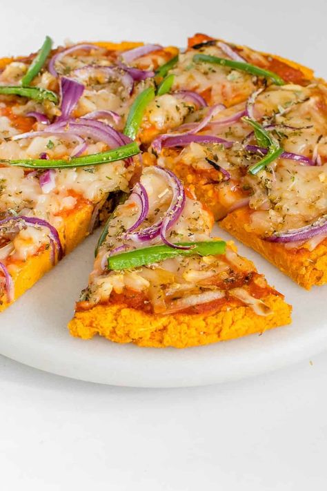 Easy, delicious, and comforting Sweet Potato Pizza Crust is crispy and delicious to satisfy pizza cravings. Its healthy, yeast free, oil free, vegan, gluten free and made with only 4 ingredients | kiipfit.com Potato Pizza Crust, Pizza Pie Recipe, Potato Pizza Recipe, Sweet Potato Pizza Crust, Pizza Friday, Sweet Potato Pizza, Potato Pizza, Healthy Oil, Pizza Crusts