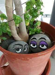 14 Most Adorable Painted Rocks Ideas and Crafts For Kids & Adults Art Pierre, Tanah Liat, Painted Rocks Craft, Painted Rocks Diy, Rock Painting Ideas Easy, Rock Painting Patterns, Rock Painting Designs, Stone Crafts, Rock Painting Art