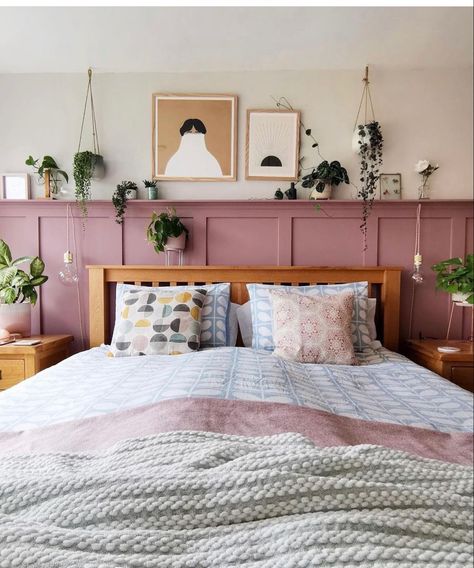 Master Bedrooms Colorful, Pink Accent Wall Bedroom, Painted Feature Wall Ideas, Boho Sage Green Bedroom, Bedroom Sage Green, Green Bedroom Aesthetic, Green Bedroom Design, Bedroom Wallpaper Ideas, Green Bedroom Ideas