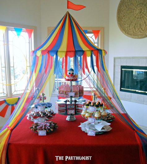 circus table decorations | Do you see BOZO on the top of the middle display? He's a Rice Krispie ... Circus Themed Birthday Party, Lila Party, Theme Carnaval, Circus Carnival Party, Circus Decorations, Clown Party, Circus Theme Party, Carnival Themed Party, Circus Birthday Party