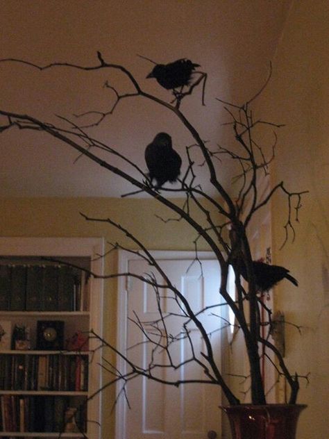 Spray paint branches black and find some fake ravens/ black birds....Eeeerryyy Look! Table Halloween, Easy Halloween Decorations, Halloween 2016, Halloween Trees, Theme Halloween, Halloween Inspiration, Halloween Deco, Halloween Home Decor, Halloween Props