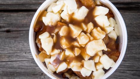 Une sauce brune « spécial poutine » que vous pourrez assaisonner à votre goût avec quelques graines de moutarde, de poivre vert ou de paprika fumé. Poutine Recipe, Food Truck Business, Savory Sauce, Poutine, Pesto Sauce, Air Frying, Sweet Savory, French Fries, Sauce Recipes