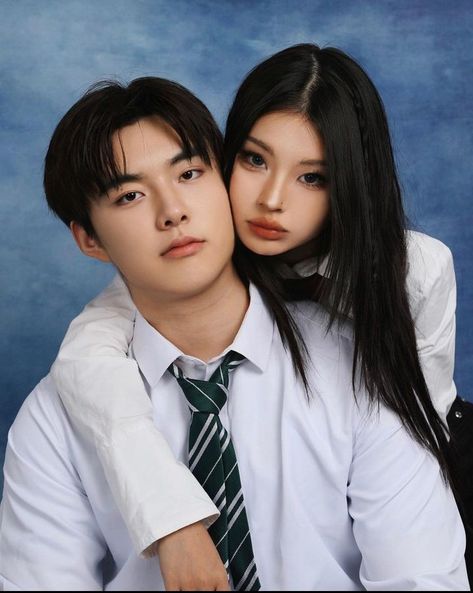 Grad Photos Couple, Couple Core, Book Pose, Photo Yearbook, Yearbook Photoshoot, Student Couple, Y2k Photoshoot, Yearbook Photo, College Graduation Pictures Poses