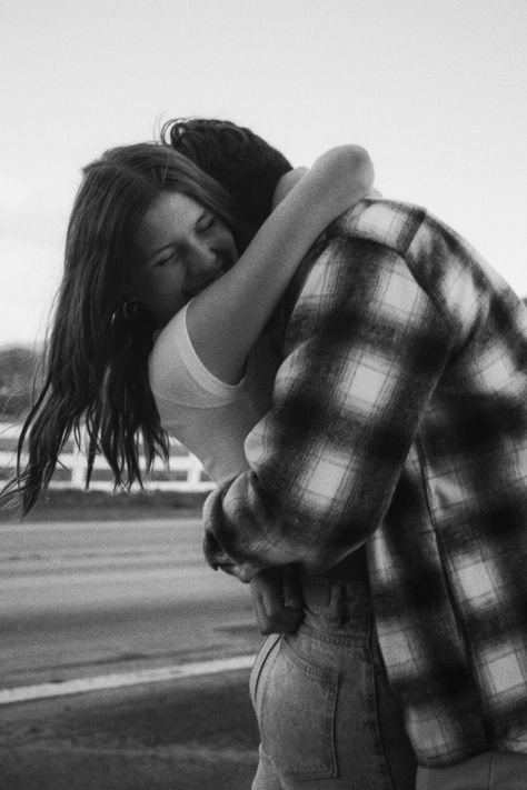 Interesting Couple Photos, Hidden Couple Poses, Teenage Couple Photoshoot Poses, Shy Boyfriend Couple Pictures, Smiling Couple Pictures, Discrete Couple Photos, Couple Poses Hidden Face, Couple Picture Ideas No Face, Teen Couple Photoshooting Ideas