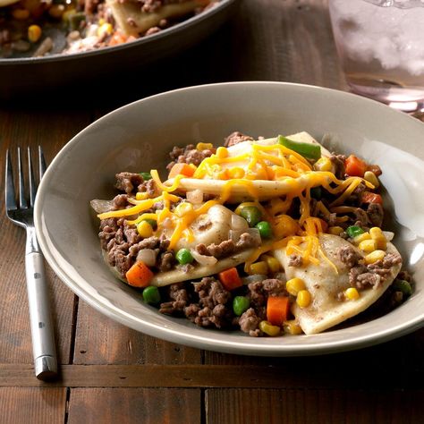 Hearty and thick with beef, veggies and potatoes, this is a complete meal in one. —Taste of Home Test Kitchen Pierogies Casserole, Recipe For Ground Beef, Beef Skillet, Cast Iron Skillet Recipes, Cast Iron Recipes, Dinner With Ground Beef, Cheap Dinners, Skillet Meals, Beef Dinner