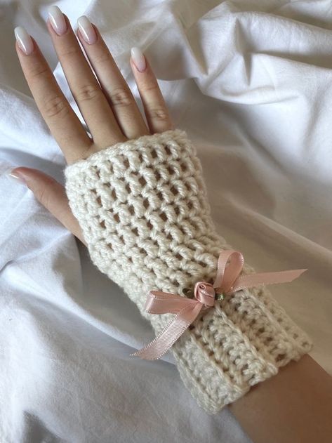 Coquette Things To Crochet, Crochet Gloves Aesthetic, Coquette Accessories Aesthetic, Crochet Easy Gifts, Coquette Crochet Bag, Gloves Aesthetic Outfit, Coquette Crochet Ideas, Coquette Gloves, Croche Aesthetic