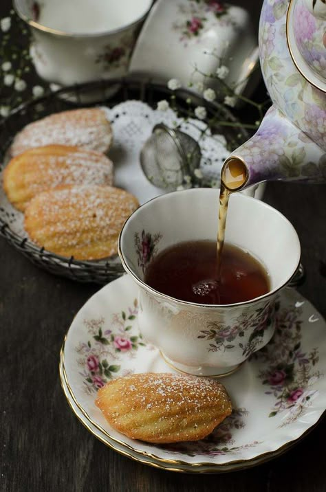 Romeo I Julia, Madeleine Recipe, Tea Aesthetic, Dark Food, Moody Photography, Relaxing Tea, Cuppa Tea, Tea Break, Coffee Photography