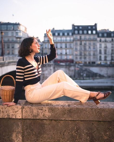 French Women Beauty, Parisian Chic Outfits, Riviera Chic, Parisian Outfits, French Wardrobe, French Girl Chic, Classic Blouses, French Girl Style, Rib Knit Cardigan